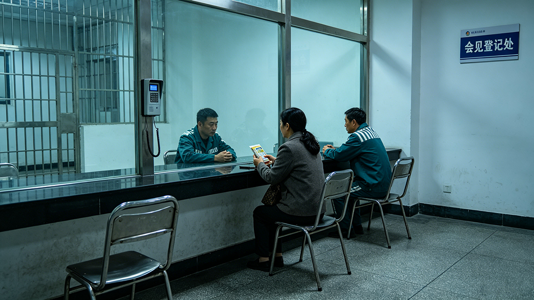 生成监狱会见室场景图.png 生成监狱会见室场景图.png